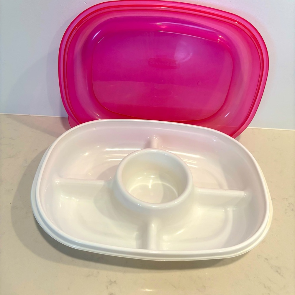 Rubbermaid container Divided Snack Tray with Dip Bowl salsa and chips Picnic